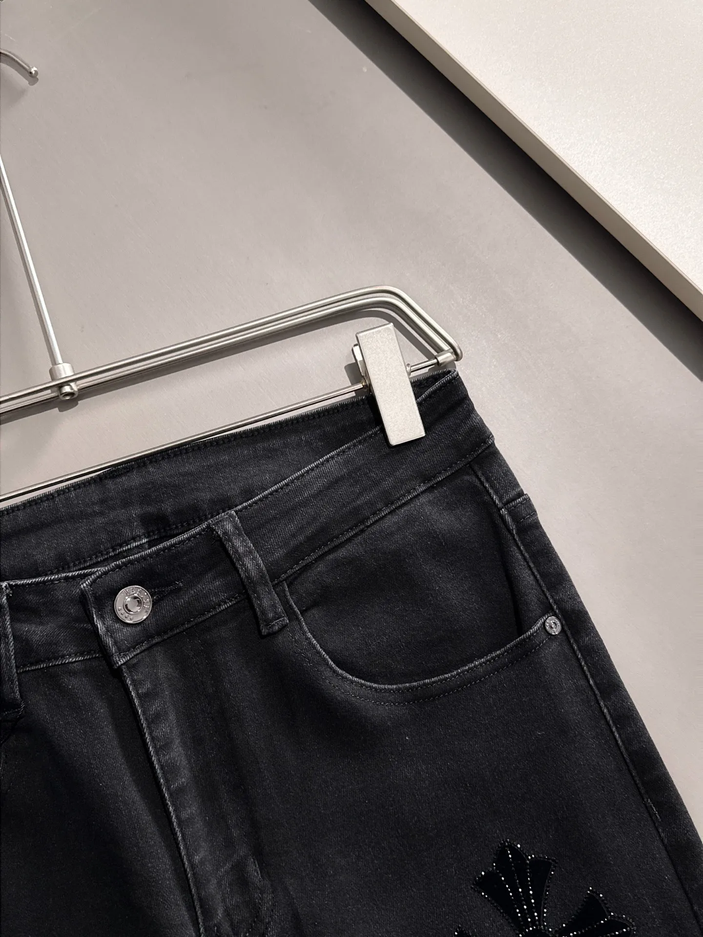 🅿️380 Croxin's 2025 four-season new hot brick pocket slim-fit jeans trousers are woven from imported Japanese Denim plain cotton denim fabrics. They are complete with three standards, simple yet elegant, soft, delicate and comfortable, and the upper body is versatile and fashionable! Light luxury, a must-have item for daily commuting! Code number: 28-40 (please state your height and weight when placing an order)